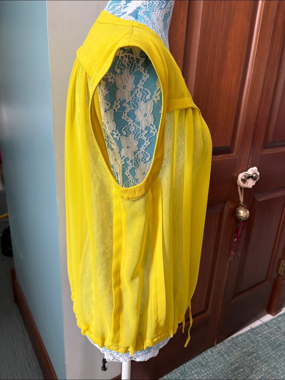 See by Chloé Top mostly sheer bright mustard yellow
Cropped/drawstring hem - Picture 5 of 12